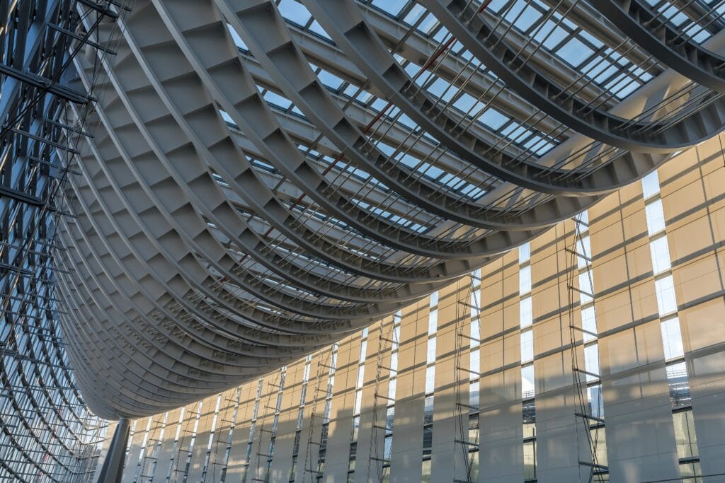 Glass hall of the Tokyo International Forum by Rafael Viñoly, with its transparent roof, interior footbridges and roller shades