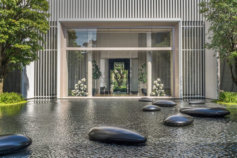 Four Seasons Hotel Bangkok at Chao Phraya River open space and water features